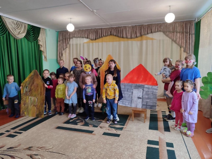 В рамках проведения тематических дней по правилам безопасности к нам в гости приходили обучающиеся 5 класса Мухоудеровской СОШ и показали сказку "Три поросёнка " и "Колобок" на современный лад по правилам безопасности.